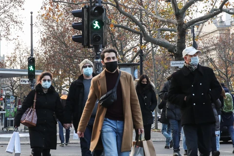 Người dân đeo khẩu trang phòng lây nhiễm COVID-19 tại Berlin, Đức, ngày 27/11/2020. (Ảnh: THX/TTXVN)