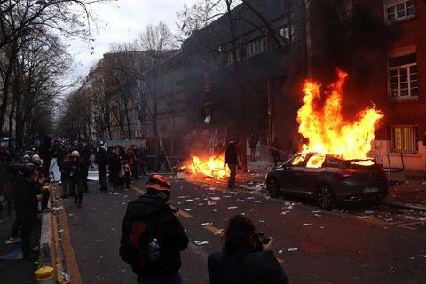 Pháp: Bạo lực nổ ra trong cuộc biểu tình ở Paris, hơn 20 người bị bắt