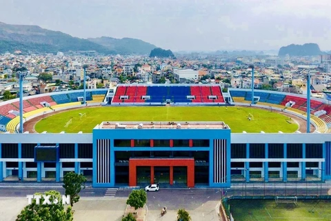 Sân vận động Cẩm Phả từng được cải tải nâng cấp với tổng mức đầu tư hơn 163 tỷ đồng năm 2018. (Ảnh: TTXVN phát)