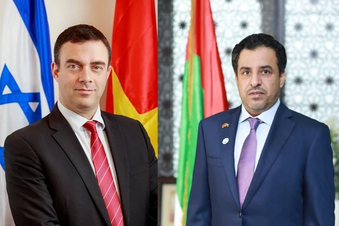 Đại sứ UAE tại Việt Nam Obaid Saeed Al Dhaheri (phải) và Đại sứ Israel tại Việt Nam Nadav Eshcar.