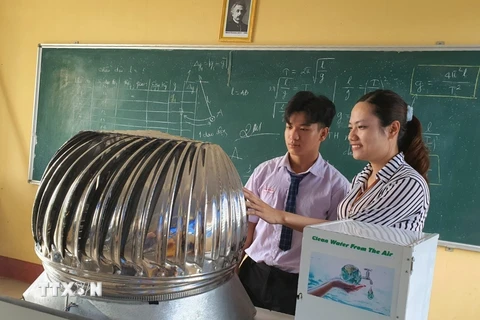 Độc đáo mô hình máy tạo nước sạch từ điện gió của cậu học trò lớp 11