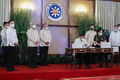 Tổng thống Philippines thông qua kế hoạch ngân sách lớn chưa từng có