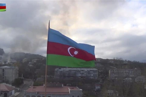 Quốc kỳ Azerbaijan bay trên nóc một tòa nhà tại thành phố Shushi ở khu vực Nagorny-Karabakh ngày 9/11/2020. (Ảnh: AFP/TTXVN)