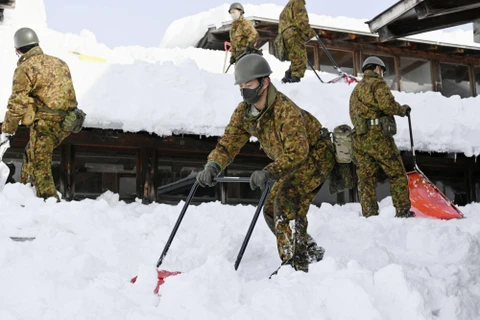 Tuyết rơi dày làm gián đoạn giao thông ở Nhật Bản và Tây Ban Nha 