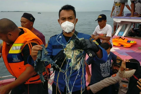 Vụ rơi máy bay tại Indonesia: Chiến dịch tìm kiếm kéo dài cả đêm