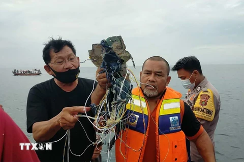 Vụ rơi máy bay Indonesia: Máy bay gặp nạn nằm dưới mặt biển 20-23m