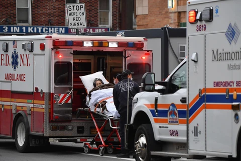 Chuyển bệnh nhân nhiễm COVID-19 tới bệnh viện ở New York, Mỹ. (Ảnh: AFP/TTXVN)