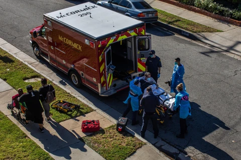 Nhân viên y tế chuyển bệnh nhân nhiễm COVID-19 tới bệnh viện ở Hawthorne, bang California, Mỹ. (Ảnh: AFP/TTXVN)