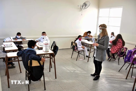 Argentina kéo dài lệnh giãn cách xã hội, cho phép mở cửa trường học