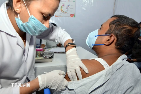 Indonesia tiêm miễn phí vắcxin ngừa COVID-19 cho 5.000 nhà báo