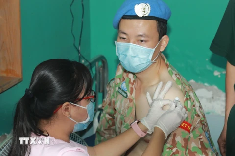Tiêm vaccine COVID-19 cho cán bộ, chiến sỹ đi làm nhiệm vụ ở Nam Sudan
