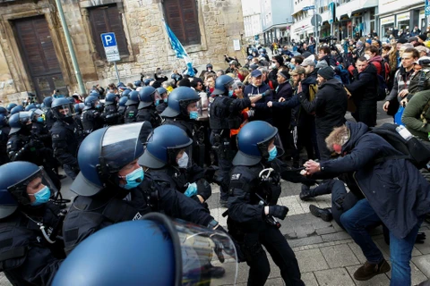 Cảnh sát Đức giải tán người biểu tình phản đối lệnh hạn chế phòng dịch