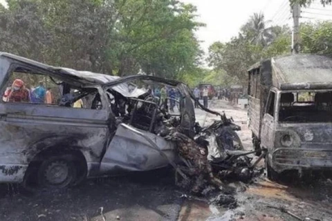 Bangladesh: Xe buýt bốc cháy sau tai nạn, ít nhất 17 người thiệt mạng