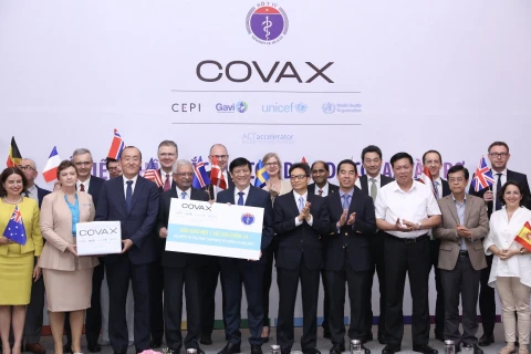 Việt Nam tiếp nhận lô vaccine COVID-19 đầu tiên do COVAX tài trợ