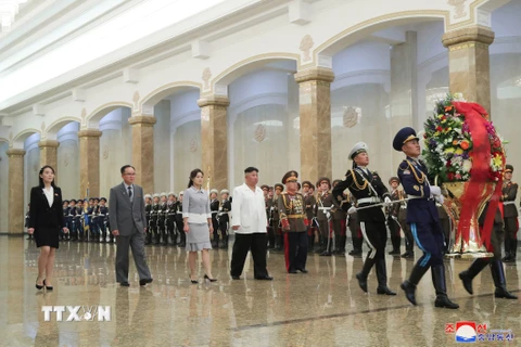 Nhà lãnh đạo Triều Tiên cùng phu nhân viếng cung Thái Dương 