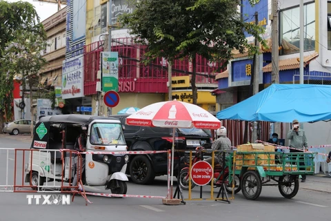 Campuchia triển khai “chợ di động” bán hàng cho người dân bị phong tỏa