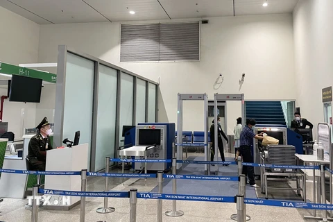 Sân bay Tân Sơn Nhất bổ sung 5 máy soi chiếu an ninh phục vụ lễ 30/4