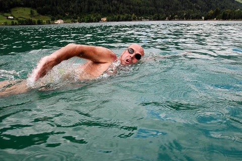 "Kình ngư" Italy phá kỷ lục bơi 20km ở hồ nước cao nhất thế giới