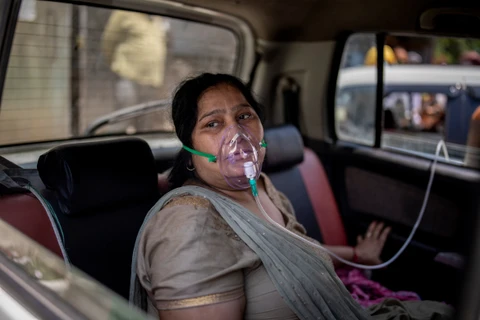 Những bình oxy hiếm hoi dành cho người hấp hối vì COVID-19 ở Ấn Độ