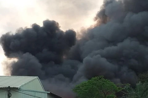 Clip xưởng may ở Hưng Yên chìm trong biển lửa, khói đen bốc nghi ngút