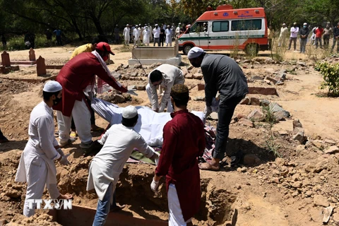 Số ca tử vong do COVID-19 tăng, Ấn Độ thiếu trầm trọng nơi chôn cất