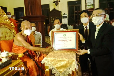 Giáo hội Phật giáo VN tặng quà chư tăng Campuchia gặp khó vì COVID-19