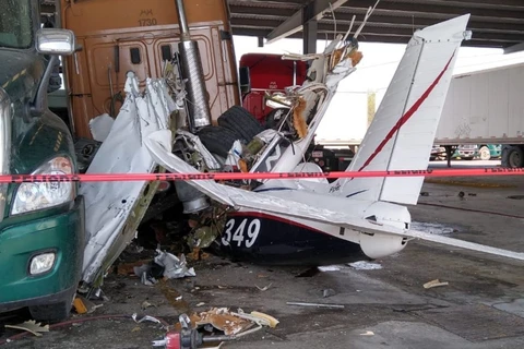 Mexico: Máy bay đâm xuống đường cao tốc khiến 6 người tử nạn