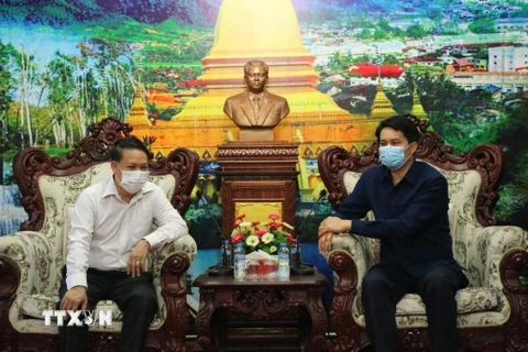 Người Việt ở Bắc Lào chung tay hỗ trợ chính quyền khống chế dịch bệnh