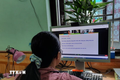 [Video] Tạm dừng đến trường, phụ huynh băn khoăn về thi học kỳ online