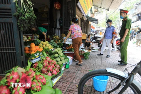 Hà Nội tạm dừng hoạt động họp chợ, giải tỏa chợ cóc để chống dịch