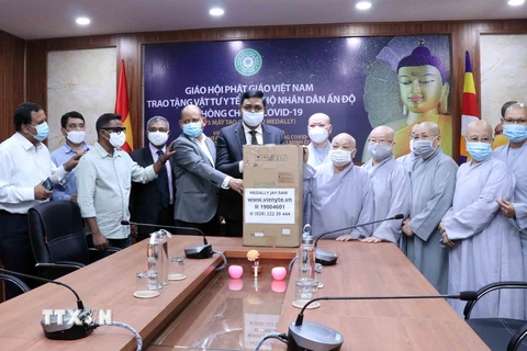 Ông Madan Mohan Sethi, Tổng lãnh sự Cộng hòa Ấn Độ tại Thành phố Hồ Chí Minh, tiếp nhận tượng trưng lô thiết bị y tế do Phân Ban Ni giới Trung ương tặng nhân dân Ấn Độ để phòng, chống COVID-19. (Ảnh: Xuân Khu/TTXVN)