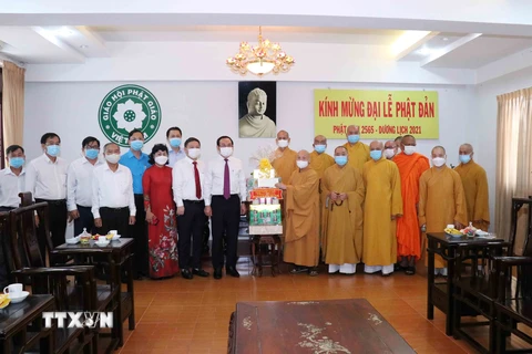 Ủy viên Bộ Chính trị, Bí thư Thành ủy Nguyễn Văn Nên thăm, chúc mừng Hòa thượng Thích Thiện Nhơn, Chủ tịch Hội đồng Trị sự Giáo hội Phật giáo Việt Nam và các chư tăng nhân dịp đại lễ Phật đản năm 2021. (Ảnh: Xuân Khu/TTXVN)
