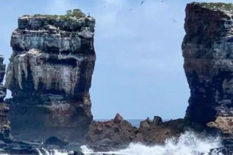 Vòm đá nổi tiếng thế giới Darwin's Arch sụp đổ do bị xói mòn