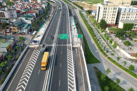 Hình ảnh xây dựng 6 ram lên/xuống cầu cạn Mai Dịch-Nam Thăng Long