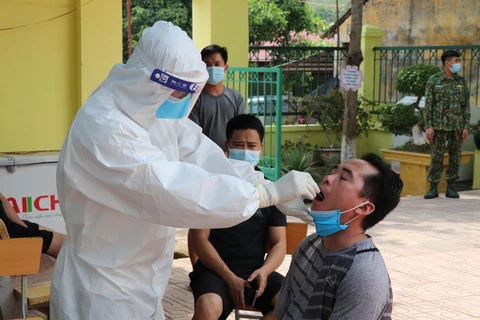 Lực lượng Y tế tiến hành lấy mẫu xét nghiệm tại Trường Phổ thông Dân tộc bán trú Tiểu học Phìn Hồ (xã Phìn Hồ, huyện Nậm Pồ, tỉnh Điện Biên). (Ảnh: TTXVN)