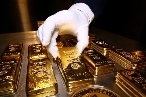 Giá vàng châu Á dao động gần mức cao nhất trong hơn bốn tháng qua