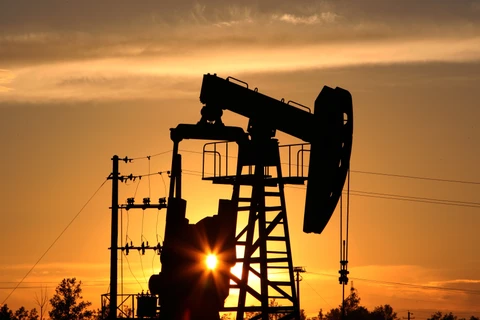 Lượng xăng dự trữ của Mỹ cao hơn dự đoán, giá dầu châu Á giảm nhẹ