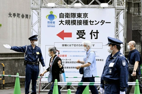 Nhật Bản bổ sung quân nhân, cảnh sát vào diện tiêm vaccine COVID-19