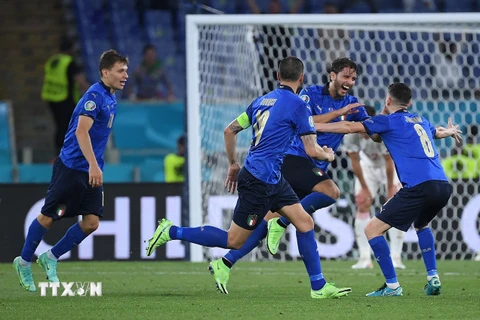 Italy trở thành đội đầu tiên vượt qua vòng bảng sau trận thắng Thụy Sĩ
