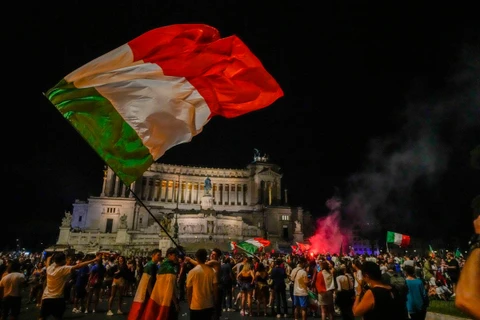 [Video] Cổ động viên Italy đổ ra đường ăn mứng chức vô địch EURO 2020