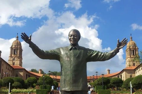 Bức tượng đồng Nelson Mandela đặt trước cổng Tòa nhà Liên minh ở Pretoria, Nam Phi. (Nguồn: theheritageportal.co.za)