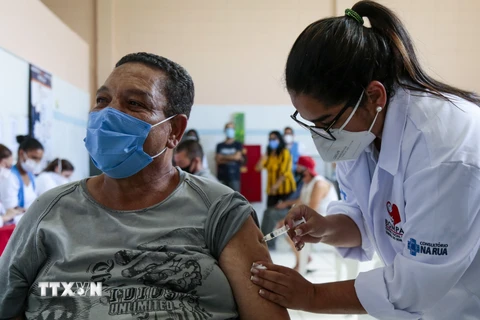 Brazil thử nghiệm tiêm mũi vaccine COVID-19 tăng cường thứ 3