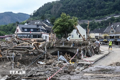 Cảnh tan hoang sau mưa lũ tại Rhineland-Palatinate, Đức ngày 19/7/2021. (Ảnh: AFP/TTXVN) 