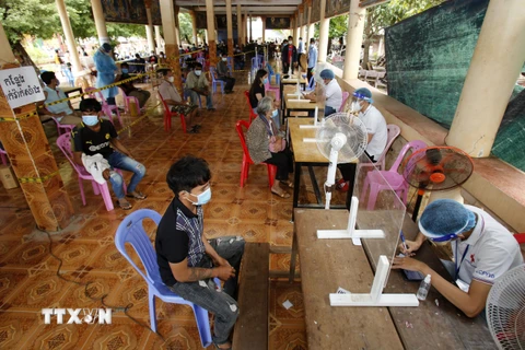 Campuchia triển khai tiêm vaccine COVID-19 cho trẻ em từ 12-17 tuổi