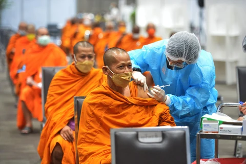 Tiêm vaccine ngừa COVID-19 cho các nhà sư tại Bangkok, Thái Lan, ngày 31/7/2021. (Ảnh: THX/TTXVN)