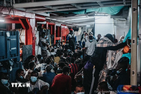 Giải cứu hơn 700 người di cư lênh đênh trên Địa Trung Hải