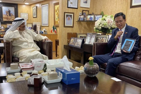 Đại sứ Ngô Toàn Thắng giới thiệu với ông Faisal Al Mutawa, Chủ tịch Công ty Ali Abdulwahab Al Mutawa các sản phẩm nông sản Việt Nam. (Nguồn: Đại sứ quán Việt Nam tại Kuwait)