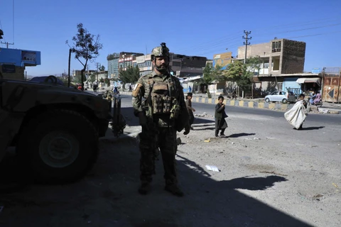 Binh lính Afghanistan tháo chạy trước làn sóng tấn công của Taliban