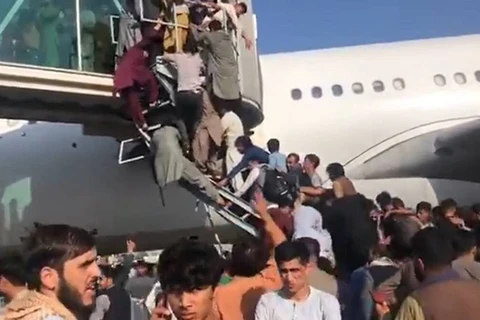 Sốc với cảnh dân Afghanistan chen nhau bám càng máy bay rời khỏi Kabul