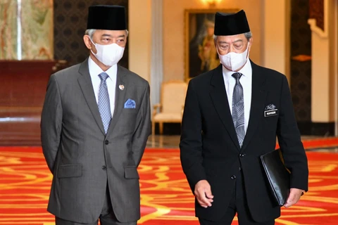 Thủ tướng Malaysia Muhyiddin Yassin (phải) diện kiến Nhà Vua Sultan Abdullah Sultan Ahmad Shah (trái) ở Kuala Lumpur ngày 28/10/2020. (Ảnh: AFP/TTXVN)